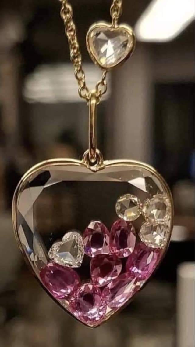 natural white crystal weight 7ct stone with 14ct yellow gold three gram pendant