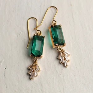 green tourmaline 3.6 ct two stones with white crystal 5 stones each .9ct and 14ct yellow gold 2g yearning price