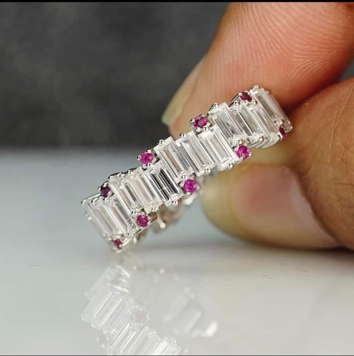 ring makes by natural white sapphire brackets stones weight 9ct and natural hote pink round 1ct with 4g gold
